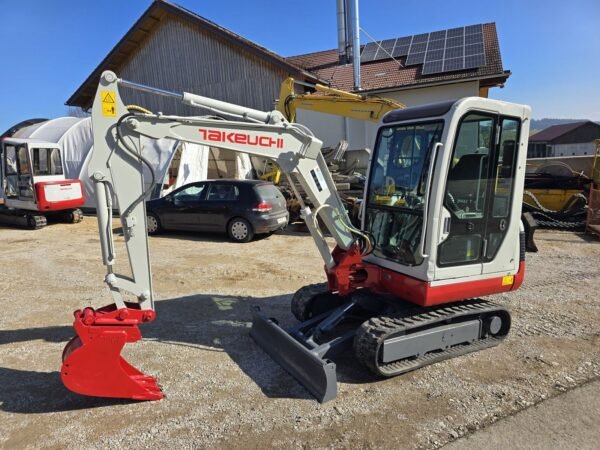 Mini pelle Takeuchi TB 125 avec 3 godets