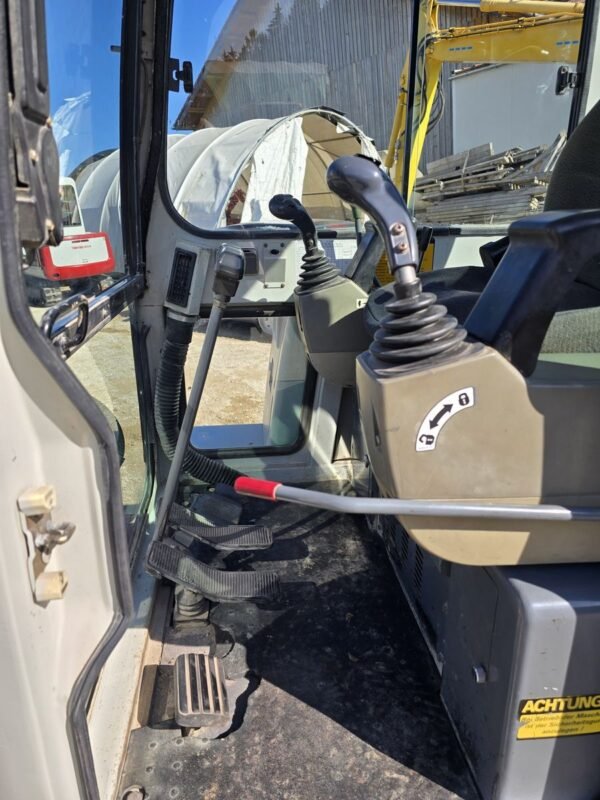 Mini pelle Takeuchi TB 125 avec 3 godets – Image 3