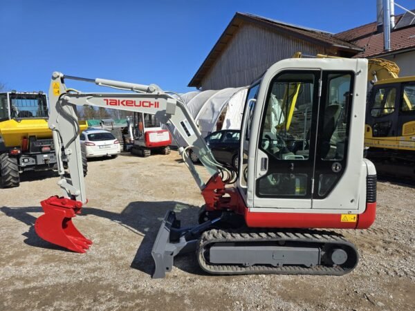 Mini pelle Takeuchi TB 125 avec 3 godets – Image 7