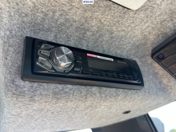 Mini pelle Volvo EC 27C avec 4 godets – Image 2