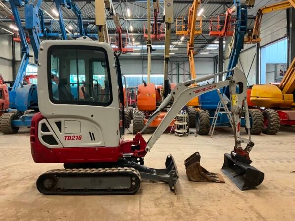Mini pelle Takeuchi TB216 avec 3 godets