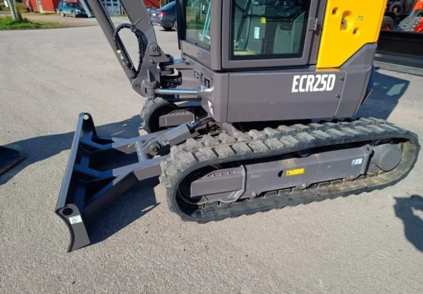 Mini pelle Volvo ECR 25D + engcon+ 3godets – Image 8