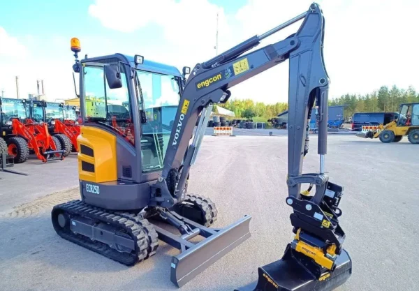 Mini pelle Volvo ECR 25D + engcon+ 3godets – Image 14