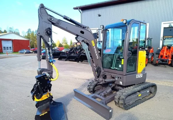 Mini pelle Volvo ECR 25D + engcon+ 3godets – Image 17