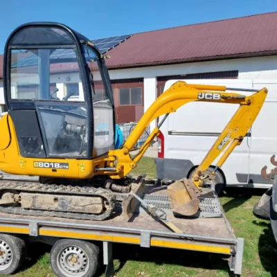 Mini pelle Jcb 8018 CTS avec 4 godets et remorque