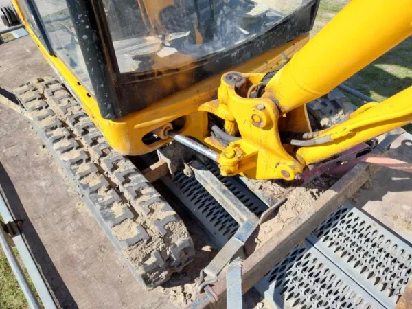Mini pelle Jcb 8018 CTS avec 4 godets et remorque – Image 6